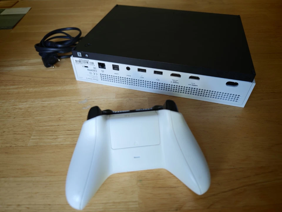 Microsoft Xbox One S, Foto 3 von 3