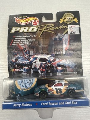 Hot Wheels Pro Racing 98 Pit Crew - Jerry Nadeau  Ford Taurus & Tool Box( 1183