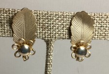 PRETTY VINTAGE RETRO PAIR OF GOLDTONE FEATHER DESIGN SCREWBACK EARRINGS