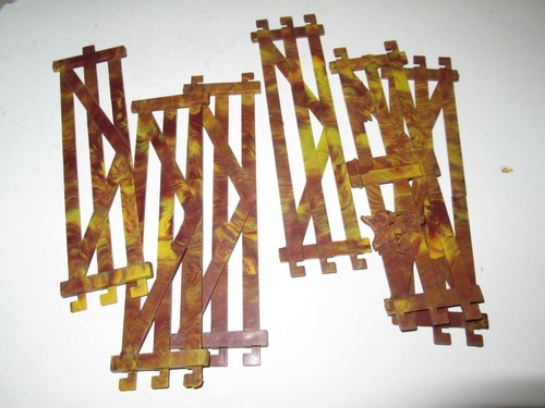 FENCES - 6 PLASTIC SECTIONS APPROX 1 3/8" - EXC - M1 - 第 1/1 張圖片