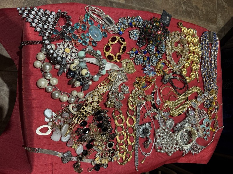 6.84 LB COSTUME JEWELRY JUNK CRAFT BROKEN, Missing Stones, Faded, Or  1 Earring
