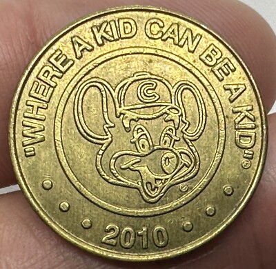 2010 CHUCK E CHEESE TOKEN BRASS 25mm 