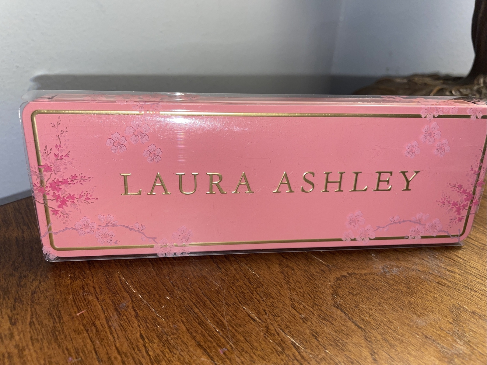 LAURA ASHLEY EYESHADOW PALETTE12COLORS IN PINK CASE. NEW eBay