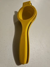IMUSA Lemon or Lime Manual Squeezer, Citrus Juicer for Max Extraction, Yellow 