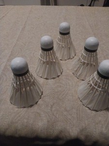 5 Badminton SHUTTLECOCKS Birdies Real Feathers White Strong Foam Material 