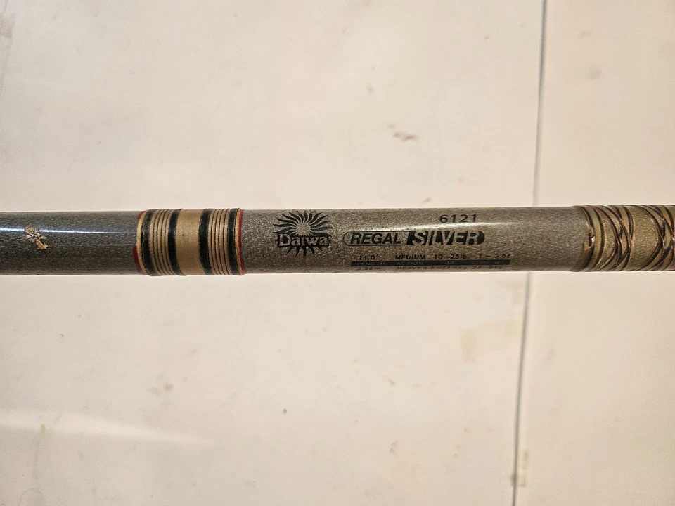 Caña de pescar Daiwa 2 piezas caña de surf 11 ft plata real 6121H Foto 3 de 4