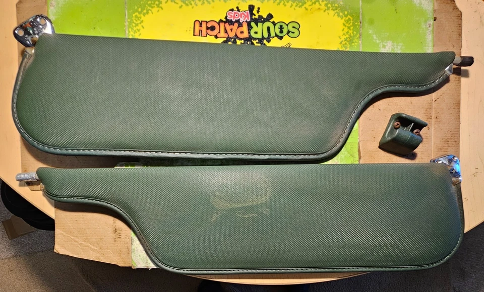 Parasoles originales Ford Ranchero 1973, 1974 clip central verde OEM Foto 2 de 4