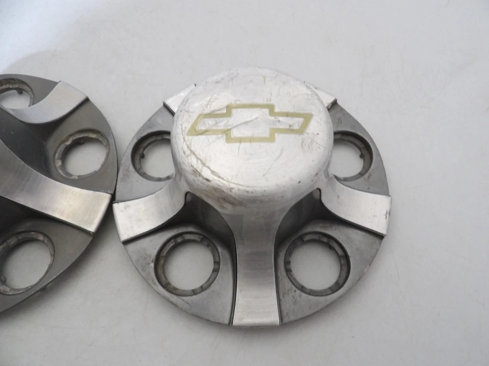 Pair of 1994 1995 1997 1998 1999 - 2005  Chevy Blazer, S-10 truck center caps - Image 3 of 4