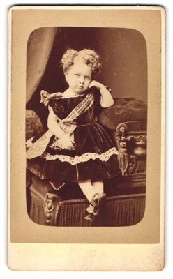 Fotografie Turner, Islington, 17, Upper Street, Portrait niedliches blondes Mäd 