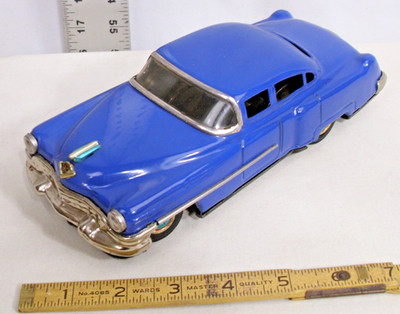 1950s CADILLAC FOUR DOOR CAR TIN BATTERY TOY NOMURA JAPAN IN BLUE