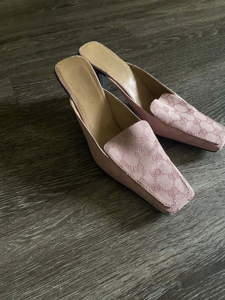 VINTAGE GUCCI Y2K EMBOSSED PINK JACQUARD LOGO HEEL MULE LOAFER  SZ 39.5