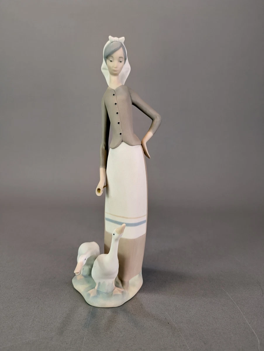 アンティーク雑貨 LLADRO Girl With Two Geese 28cm Lot - Lladro Porcelain Figure of Girl with Two Geese, W: 9 in