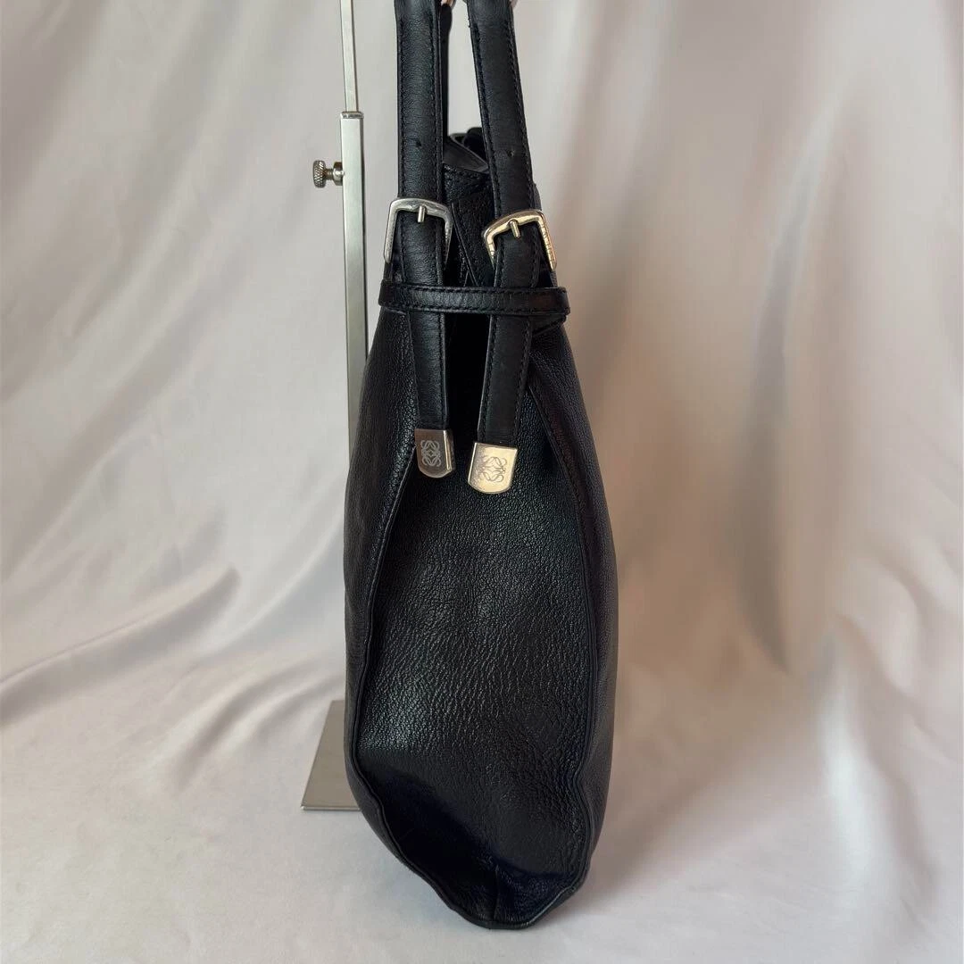 Borsa a tracolla Loewe con borchie anagramma nera usata pelle