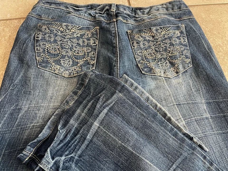 Pantalones de mezclilla Charlotte Russe Boot Fit para mujer talla 10 azul elegante aspecto de encaje bolsillos Foto 3 de 4