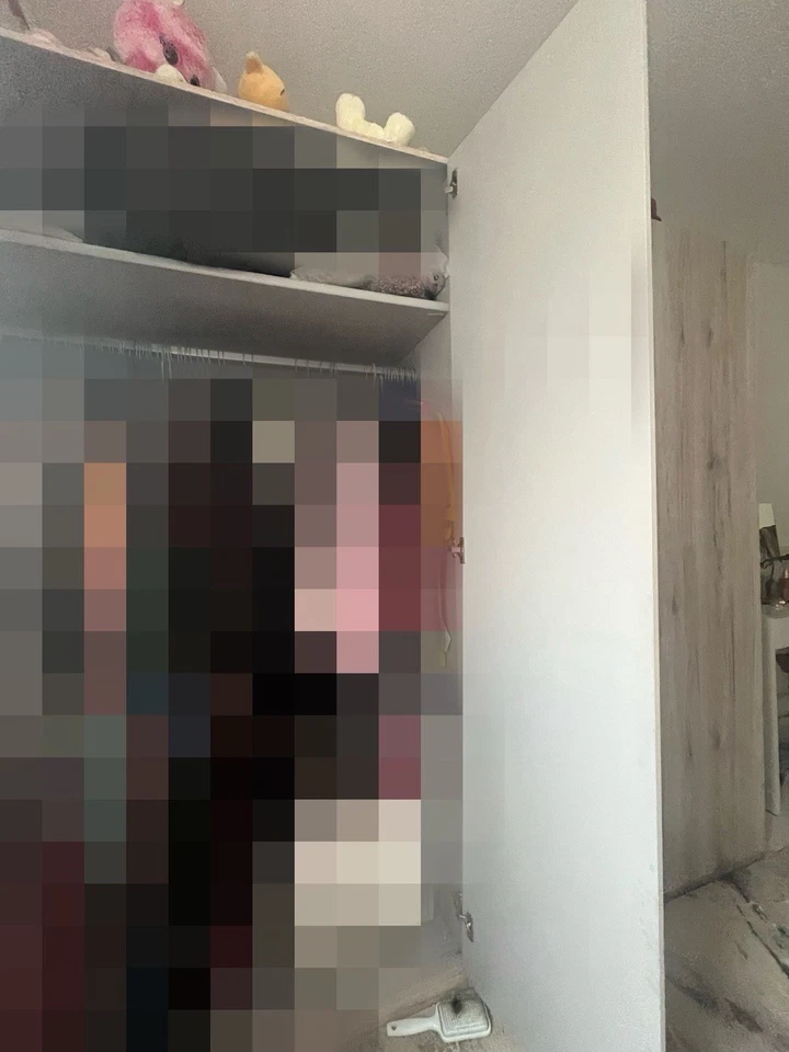 Großer 4 Türen Schrank mit Eine Große Spiegel Glas Und Innen Sehr Viel Platz - Bild 3 von 4