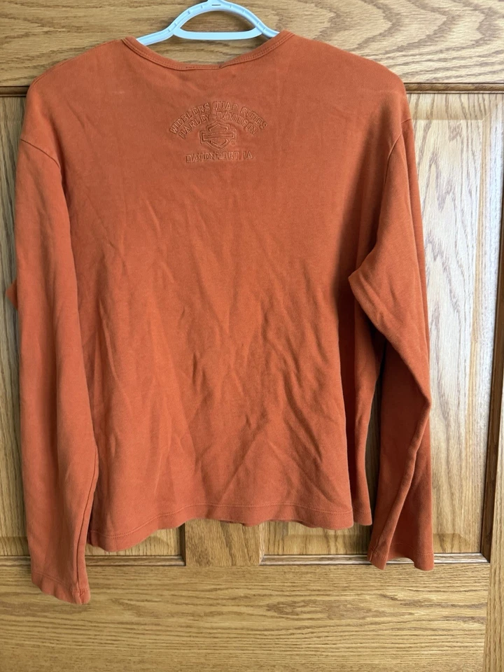 Camisa feminina Harley Davidson XL laranja bordada manga longa Henley - Imagem 2 de 4