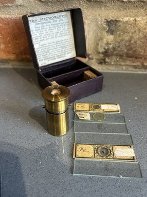 Antikes Taschenmikroskop Messing mit 6 Objektträgern in Box sehr guter Zustand Botanik