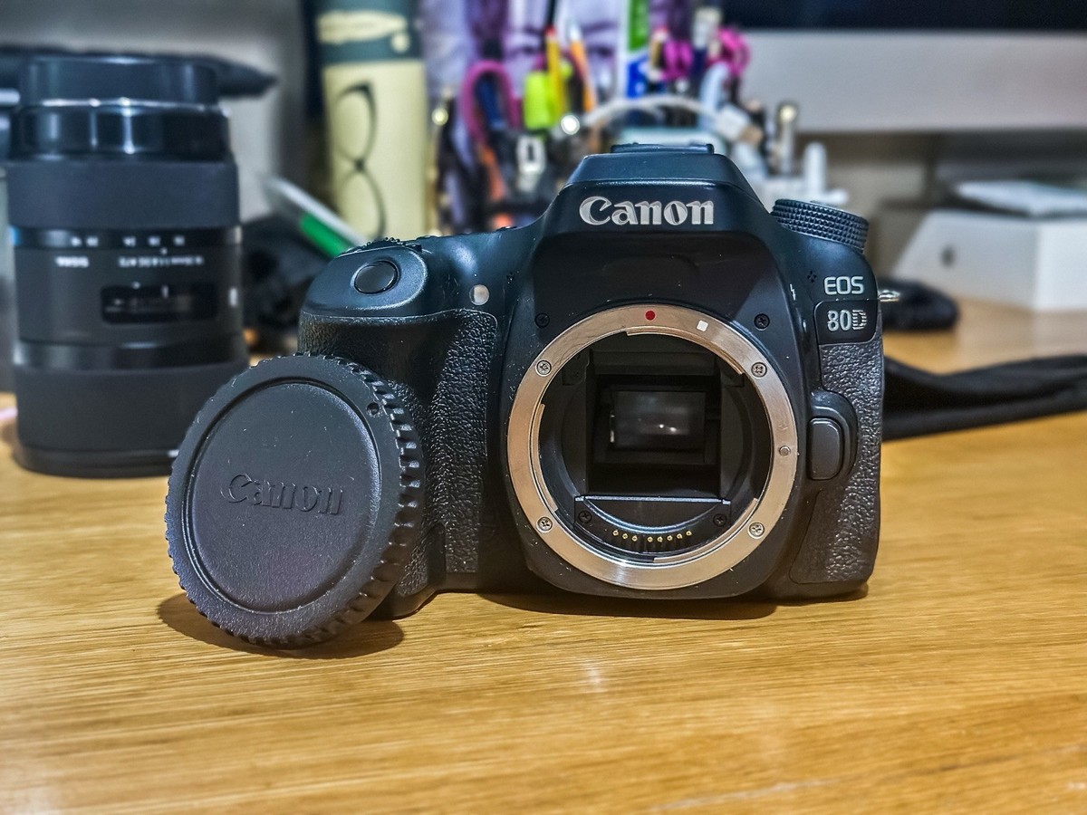 Canon 80D DSLR + Sigma 18-35mm f1.8 DC Art HSM Lens + 32GB Ultra