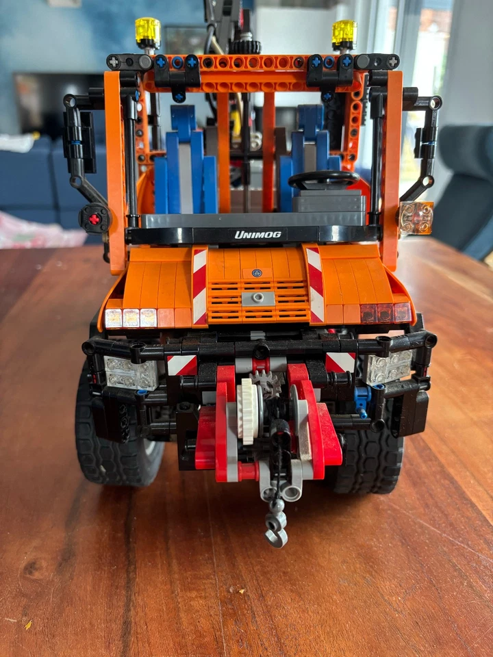 LEGO TECHNIC 8110 : Mercedes-Benz Unimog U 400 Elektrisch und Hydraulisch - Bild 2 von 4