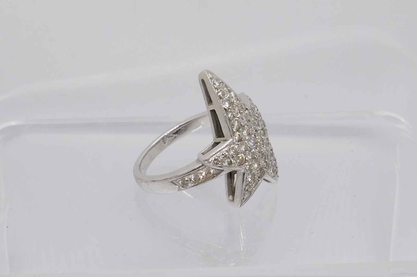  WHITE GOLD STAR RING WITH 1.06CT TW DIAMONDS