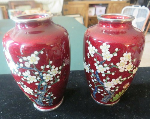 PAIR OF ANTIQUE PIGEON BLOOD JAPANESE CLOISONNE VASES IN FLOWER MOTIF - Picture 4 of 9