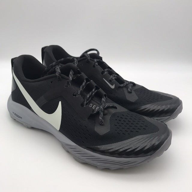 full black sports shoes