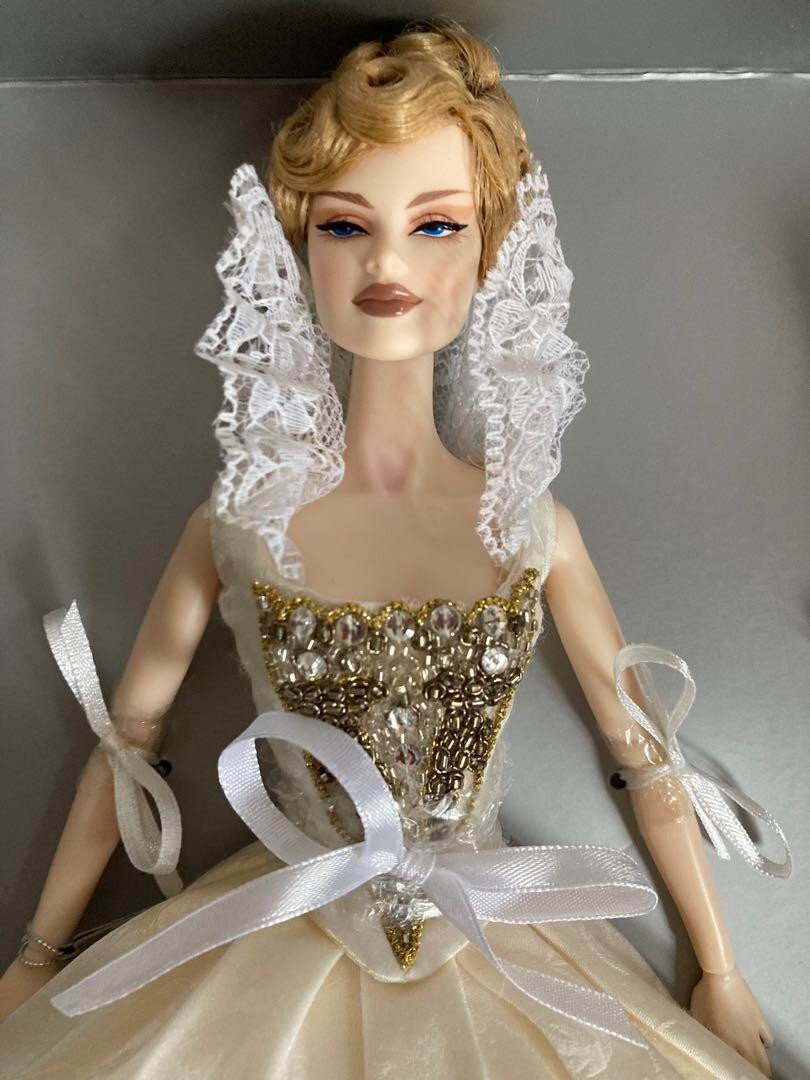 Integrity Toys Queen V Veronique Perrin Doll Gift Set Dolly Bird