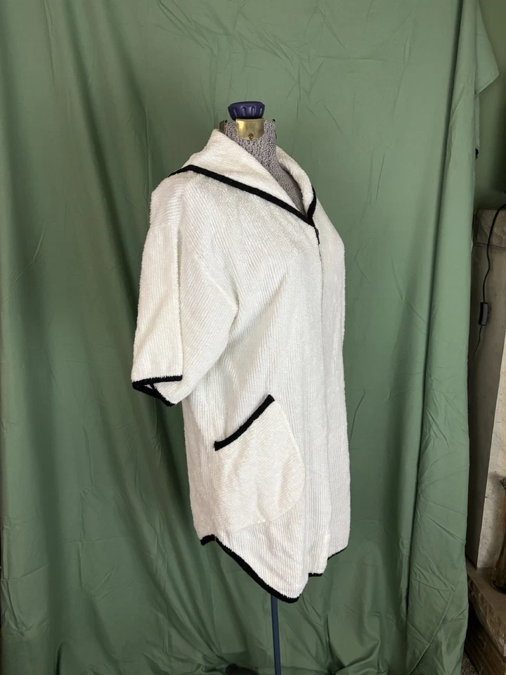 Bata de spa de tela de rizo Dotti vintage blanca negra con ribete manga corta cubierta de natación Foto 3 de 4