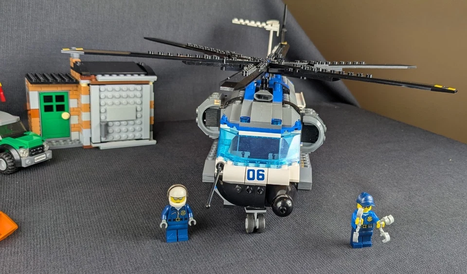 LEGO CITY: Ladrillos de Vigilancia en Helicóptero (60046) Completo con minifiguras Foto 2 de 4