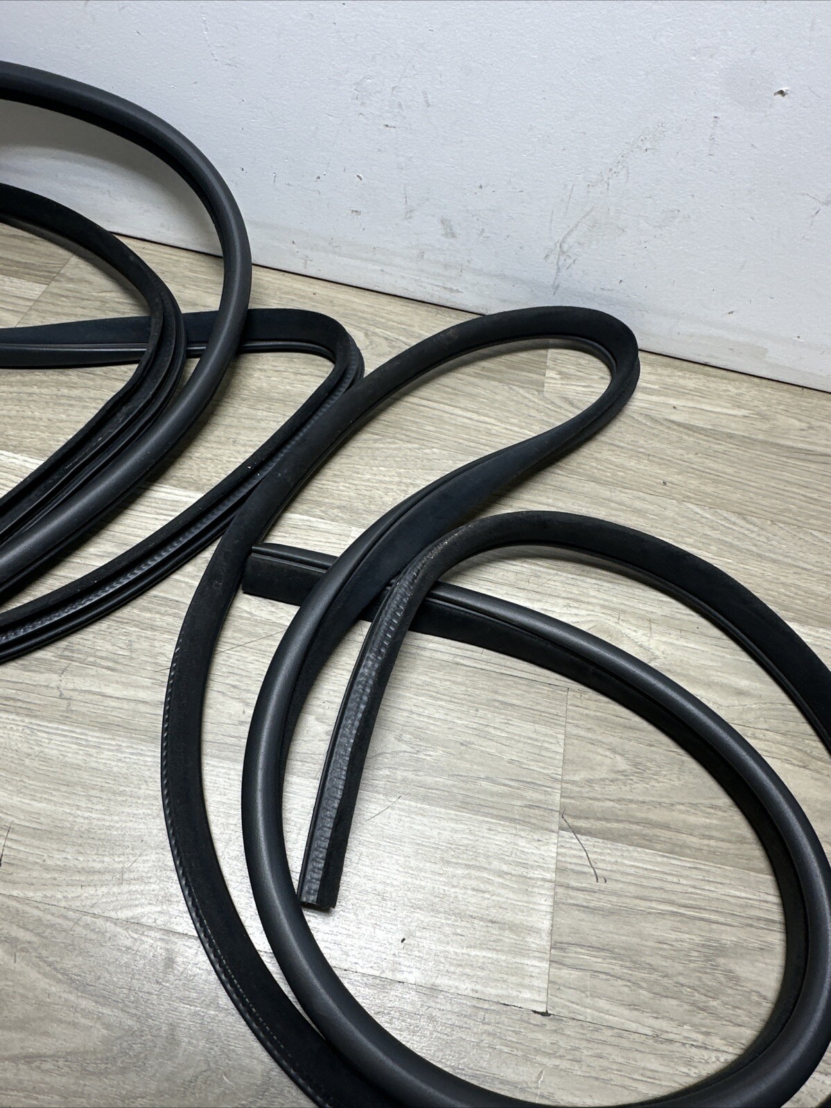 M156 MASERATI 14-17 QUATTROPORTE FRONT LEFT Right DOOR RUBBER WEATHER STRIP