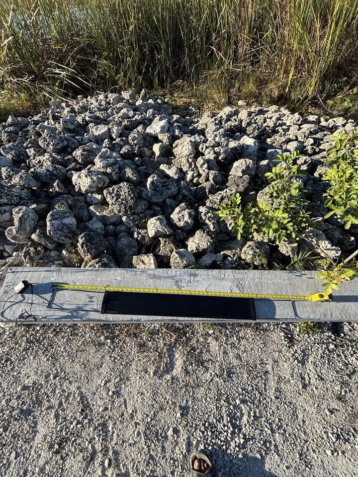 MARINELAND 36'' LED LIGHT EXTENDABLE LEGS WORKING - Image 3 of 4