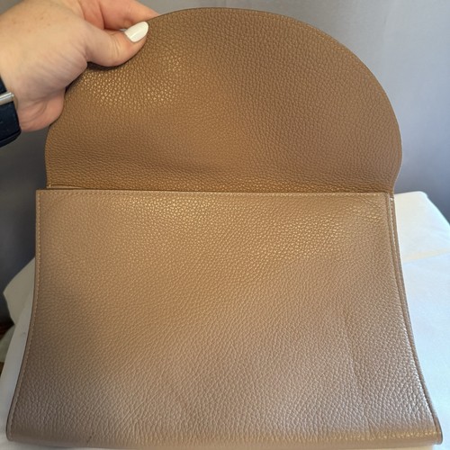 Borsa pochette Cuyana media patta morbida pelle ciottolata marrone chiaro marrone chiaro - Foto 6 di 13