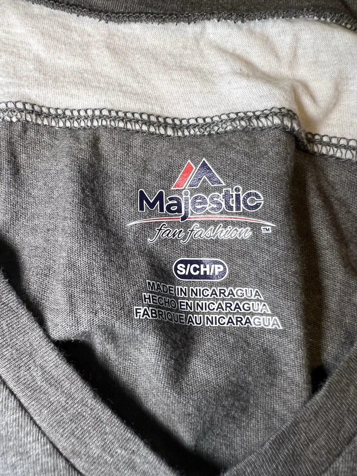 Camisa de fútbol americano Baltimore Ravens para dama talla pequeña gris/blanca con calcomanía Ravens Foto 3 de 4