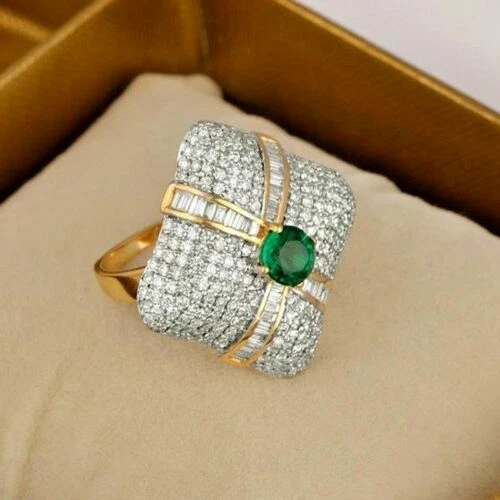 Bagues avec diamant en or jaune emeraude