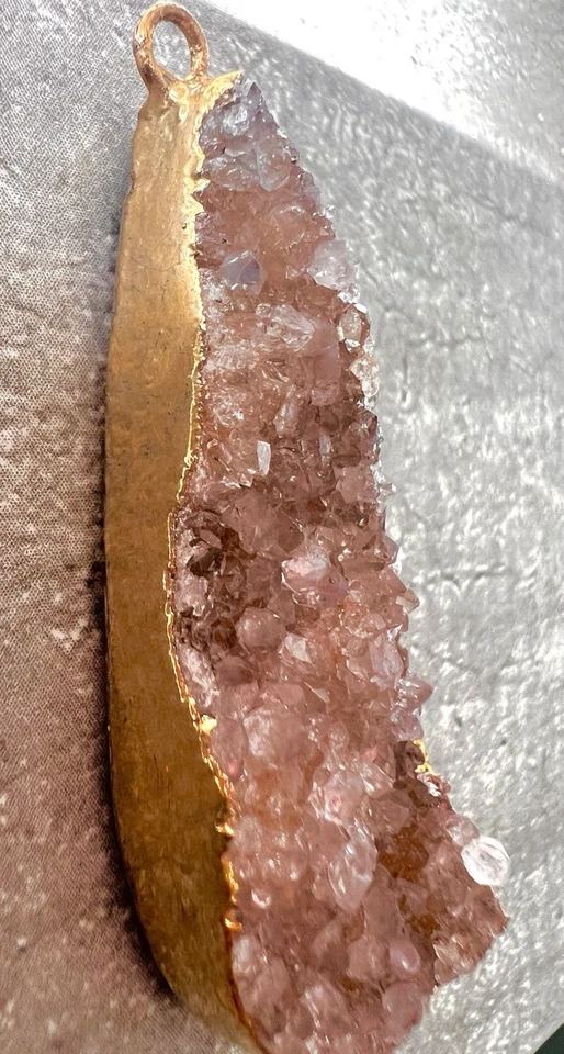 This is a Gold Plated 粉色紫水晶晶洞 Druzy 吊坠 — 第 2/2 张图片