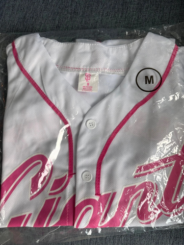 BRANDNEU San Francisco SF Giants Hello Kitty Trikot - SGA - Größe M 6/8/2025 NEU