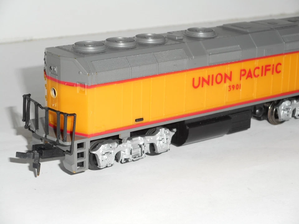 Lifelike Union Pacific Bo-Bo diesel #3901. V/good motor & cond. HO scale. DC. - Image 4 of 4