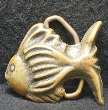 XB03168 VINTAGE 1970s CUT-OUT  FISH  AQUATIC ARTWORK SOLID BRASS BELT BUCKLE