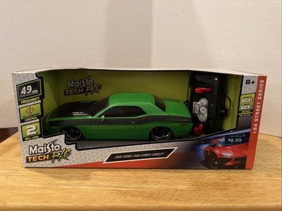 Maisto Tech RC 2006 Dodge  Challenger Green 1:24 Remote Control New In Box