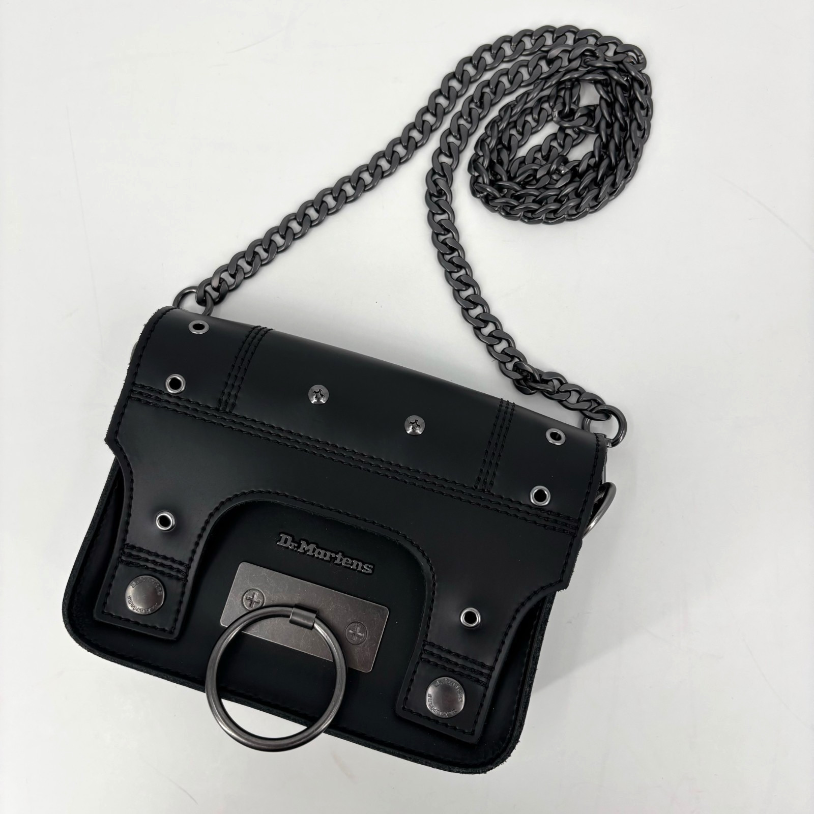 Borsa a tracolla Dr. Martens in pelle da 7 pollici con grande hardware...