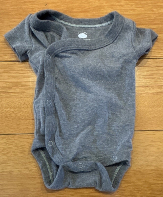 CLOUD ISLAND Gray One-Piece Bodysuit for Unisex Baby Newborn-6M Short Sleeve