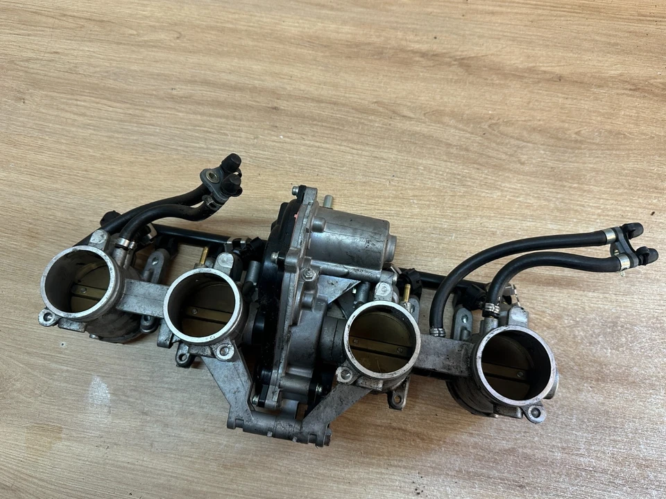 UNE RAMPE D INJECTION MIKUNI MOTO MV AGUSTA F4 1000R F4R - Photo 1/4
