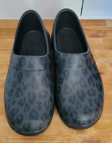 Crocs Clogs (Leopard Print) Slip On Shoes Black-Gray Slip Resistant Women Size 8 - Picture 2 of 6