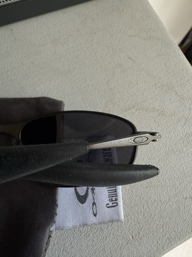 Oakley Vintage Sunglasses 90s/00s Black Grey No Scratches With Sleeve - Picture 2 of 4