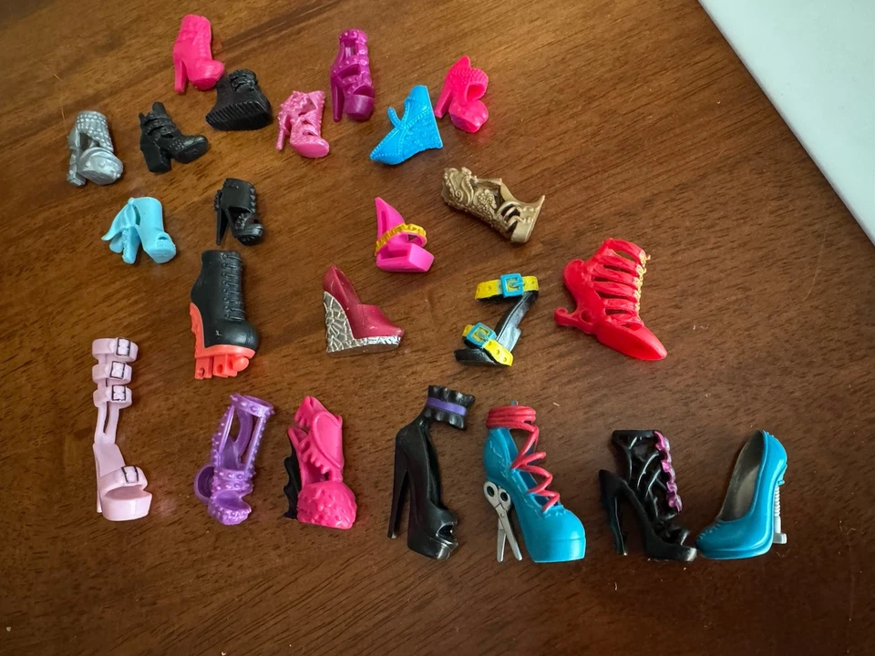 Lote de zapatos de muñeca Barbie modernos Mattel mezcla varios Monster High? Bratz? tacones aleatorios Foto 4 de 4