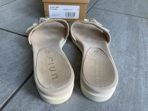 Sandalias/mulas planas doradas claras para dama Unisa talla 5/38. Excelente estado en caja. - Imagen 6 de 6