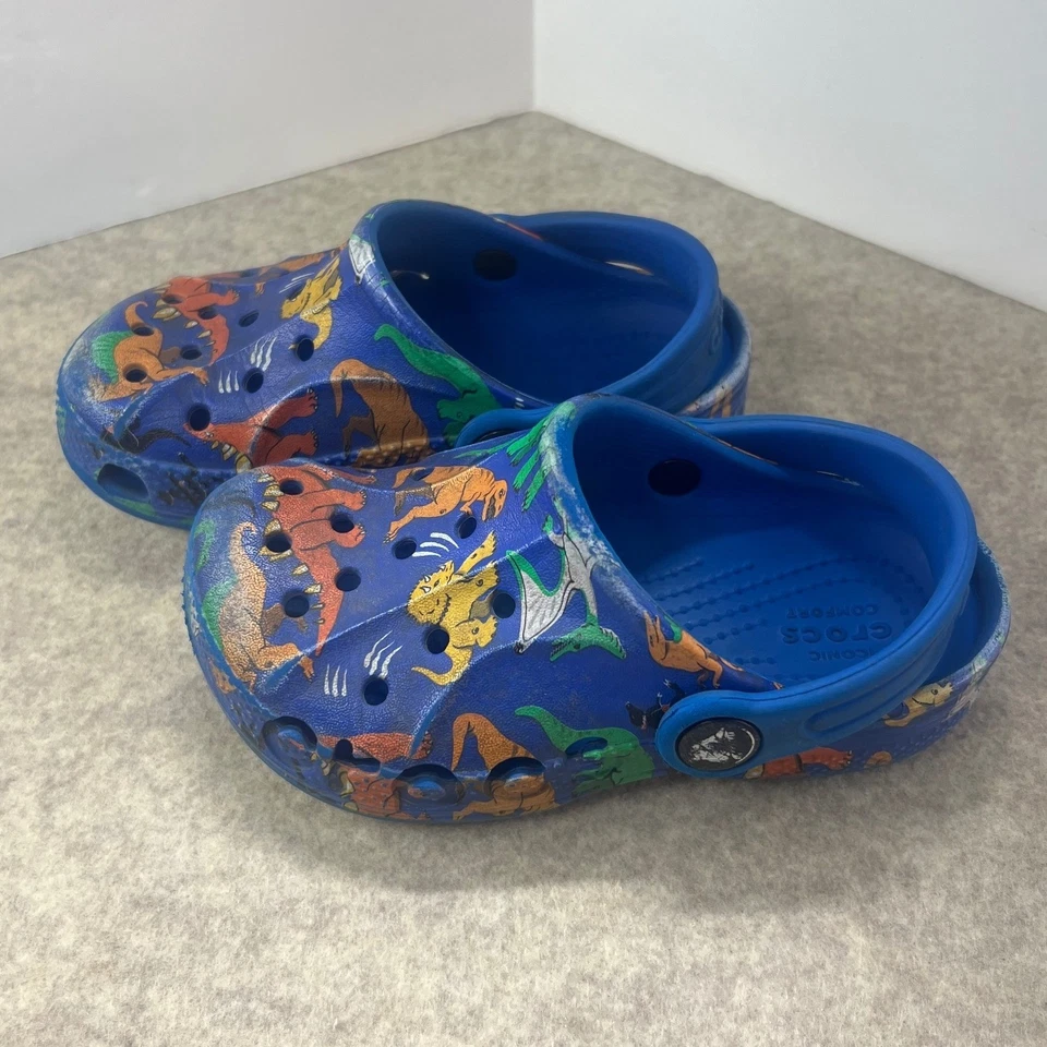 Sandalias zueco Crocs para niños talla 9 zapatos sin cordones con estampado de dinosaurios azules Foto 2 de 4