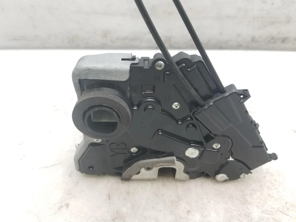 Cerradura de puerta izquierda lado cercano delantero hatchback Toyota Yaris 2008 690400D120 Foto 3 de 4