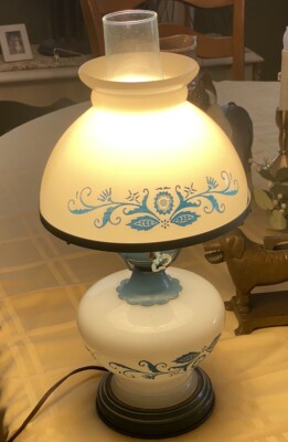 VINTAGE GWTW BLUE ONION MILK GLASS TABLE LAMP MID CENTURY 17