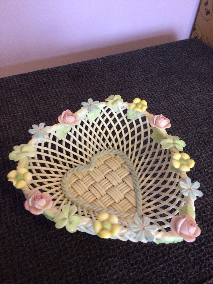 BELLEEK ROSE OF TRALEE  IVORY  WOVEN PORCELAIN HEART BASKET 4.5" diameter - Image 2 of 4